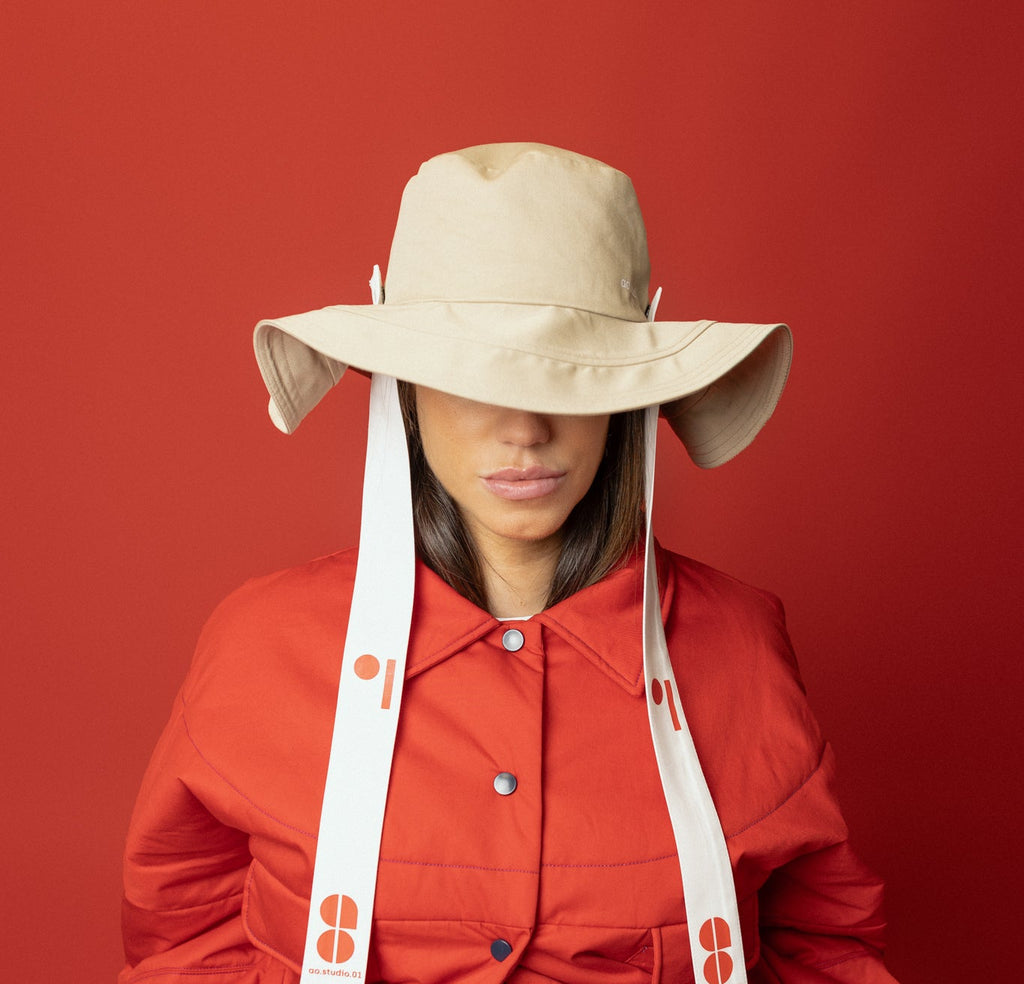 Sombrero Bucket Signature beige y logotipo en beige