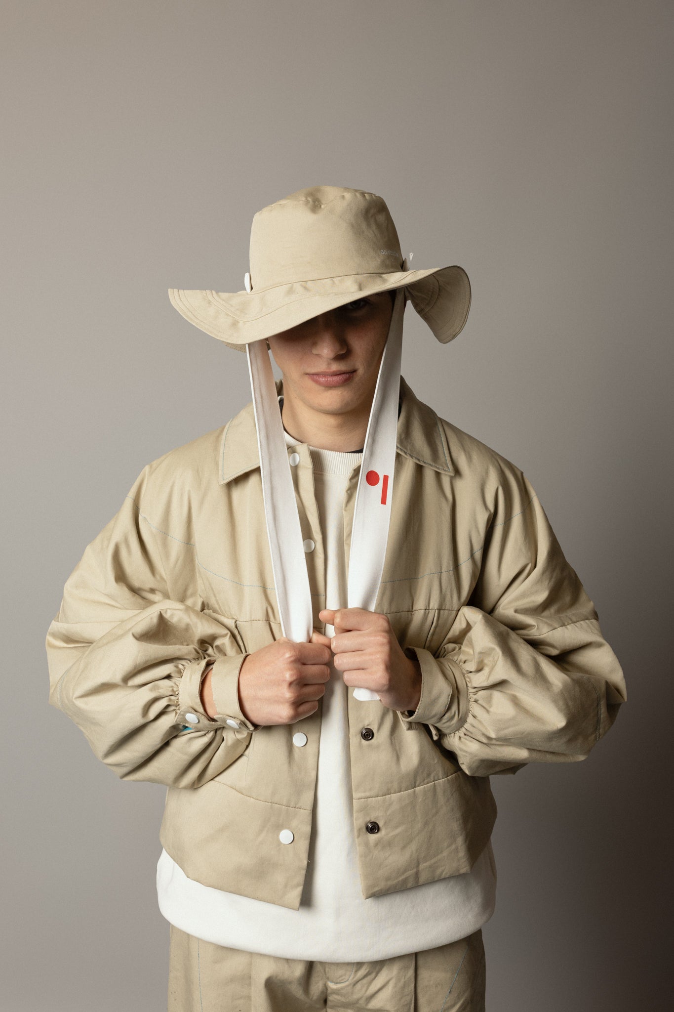 Sombrero Bucket Signature beige y logotipo en beige