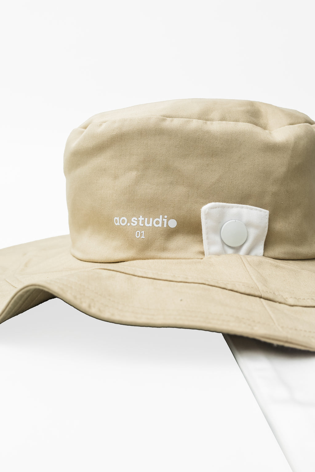 Sombrero Bucket Signature beige y logotipo en beige